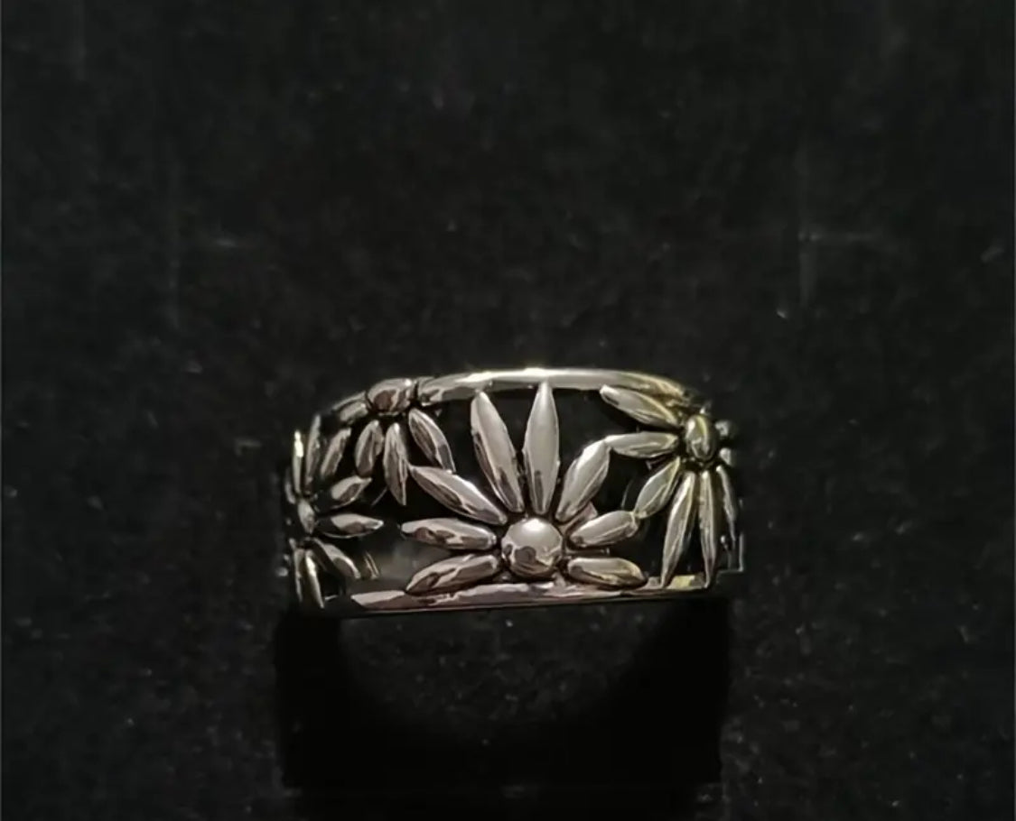 Vintage Style Silver-Plated Daisy Ring