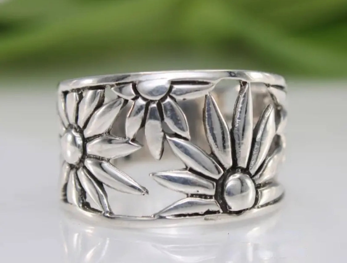 Vintage Style Silver-Plated Daisy Ring