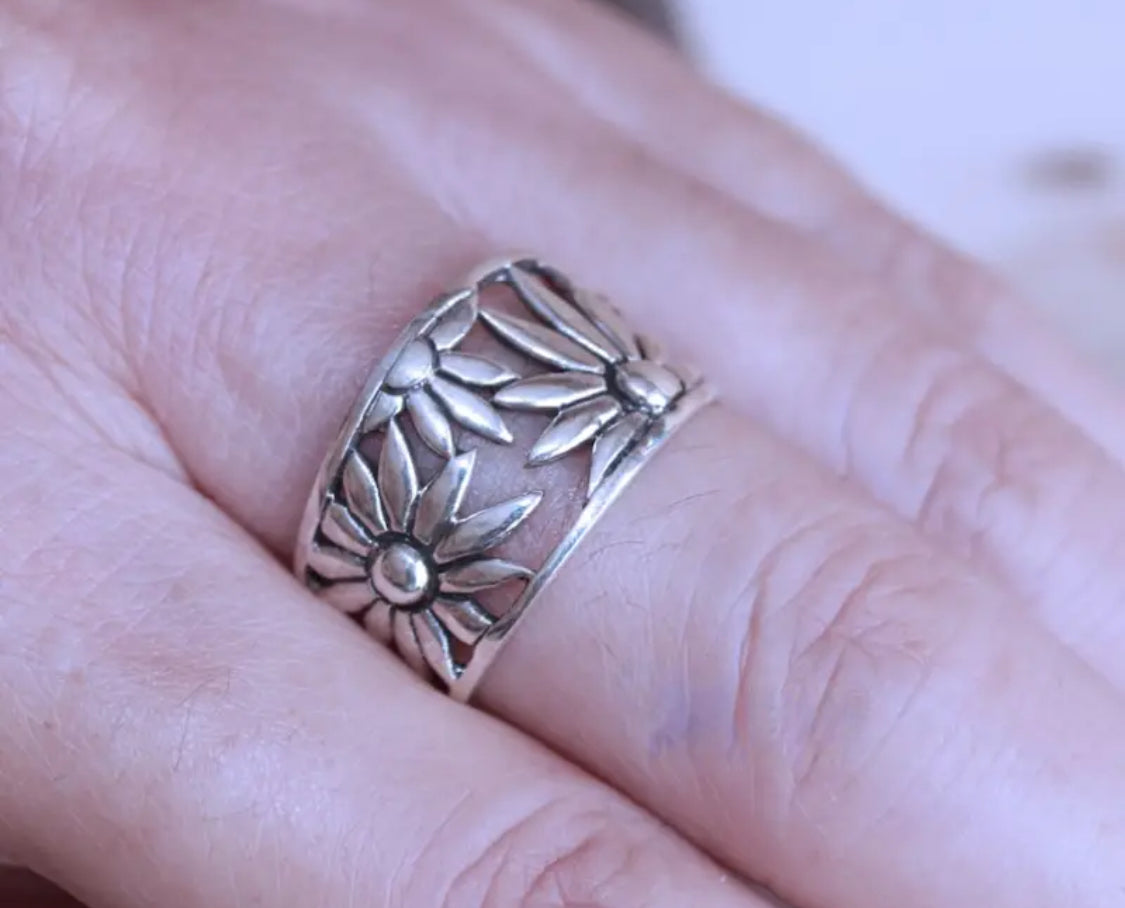 Vintage Style Silver-Plated Daisy Ring